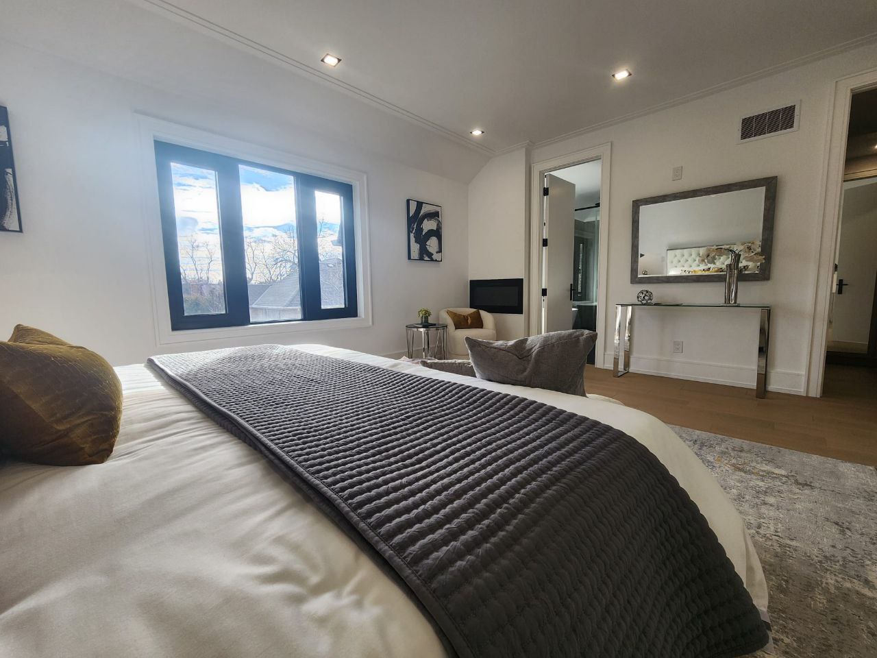 Spacious secondary bedroom with pot lights